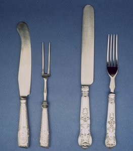 Hopeaveitsi ja -haarukka, Sheffield, n. 1780 ja uudempi versio 1835, Atkin ja Oxley tekijältä Unbekannt Unbekannt