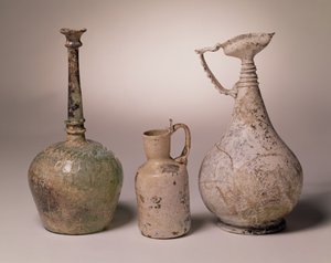 Sprinkleripullo muottipuhallettua lasia, 10.-11. vuosisata; kannu työkalutulla joutsenkaulakahvalla, 10.-1100-luku; ewer, 6.-8. vuosisadalla tekijältä Unbekannt Unbekannt