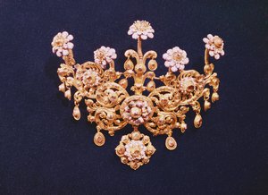 Stomacher, espanja, 1700-luku (kultasetti ruusuhiotuilla timanteilla)