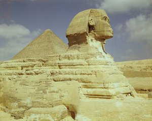 Sfinksi ja Khufun suuri pyramidi Gizassa, vanhassa kuningaskunnassa, noin 2613-2494 eaa.