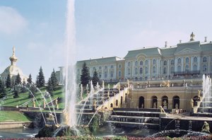 Terasseilta näkymä Pietarhovin palatsille Simson-suihkulähteen yli tekijältä Unbekannt Unbekannt