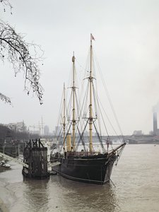 Näkymä Thames-joelle RRS Discoveryn kanssa, jonka Scott purjehti Etelämantereelle vuosina 1901-04 tekijältä Unbekannt Unbekannt
