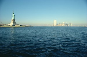 Näkymä Vapaudenpatsaalle ja Manhattan Islandin eteläpäähän tekijältä Unbekannt Unbekannt