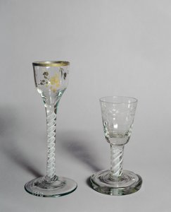 Viinilasi kullatulla koristeella, polttolasikulho ja läpinäkymätön kierrevarsi, n. 1760