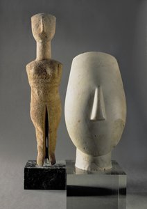 (Lto R) Figuriini, jossa kädet ristissä, kykladi; naisen pää, patsaan fragmentti, Keroksesta, varhainen Kykladikausi II kausi n. 2700-2400 eKr. (marmori) tekijältä Unbekannt