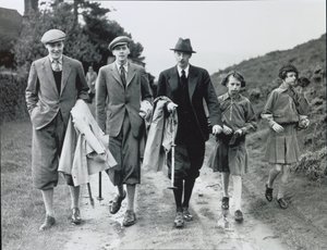 10. herttua neljän lapsensa Billyn, Andrewn, Annen ja Elizabethin kanssa Bolton Abbeyssa, n. 1938 (m/v kuva) tekijältä William M. Timlin