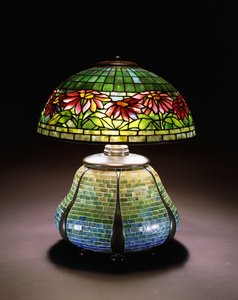 "Poinsettia" lyijylasinen pöytävalaisin, n. 1902-1932 tekijältä Unbekannt
