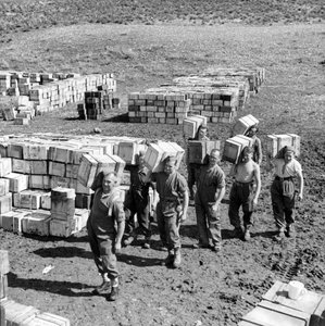 Seosten kaatopaikka ja miehet kuljettamassa siihen lisää tarvikkeita, maaliskuu 1943 (lyhtyliukumäki) tekijältä Unbekannt