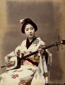 Geisha leikkimässä shamisenia (värillinen kuva) tekijältä Unbekannter Künstler