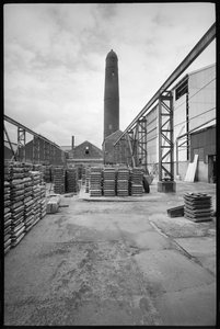 Yleiskuva Elswick Shot Towerista, purettu 1968-69, käytetty lyijylaukkujen luomiseen, piha, jossa paletit etualalla, n. 1955-69 (b/w kuva) tekijältä Unbekannter Künstler
