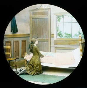 Tyttö polvistumassa rukoukseen vuoteensa vieressä, taikalyhtyliukumäki, n. 1890 tekijältä Unbekannt