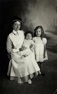 "Sairaanhoitaja" poseeraa lasten kanssa 1920-luvulla. tekijältä William M. Timlin