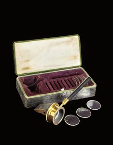Harvinainen, varhainen Helmholtz-kuvioinen oftalmoskooppi, n. 1852 (messinki- ja eebenpuinen instrumentti lasilinsseillä silkkivuoratussa keinonahkakotelossa) tekijältä Unbekannt