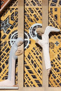 Ilmoituksen veistos Notre-Dame de Consolation -kirkossa, jonka on suunnitellut Raymond Vaillant, Hyeres, Ranska tekijältä Unbekannt