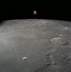 Apollo 12 -kuumoduuli Intrepid laskeutuu Kuun pinnalle myrskyjen valtameressä tekijältä Unbekannt