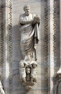 Arkkitehtuuri: Donato Carabellin Pyhän Markuksen patsas (1811). Yksityiskohta Milanon Italian katedraalin julkisivusta (kupoli tai duomo). tekijältä Unbekannt