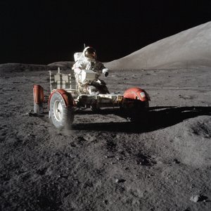 Astronautti Eugene Cernan ajaa Lunar Roving Vehicle -ajoneuvoa ensimmäisen EVA:n aikana tekijältä Unbekannt