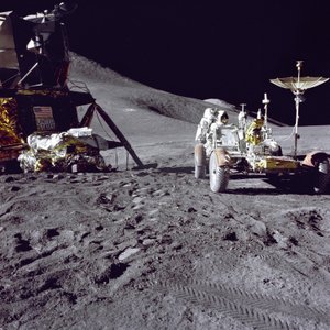 Astronautti James Irwin lastaa Lunar Roving Vehiclen Hadley-Apenniinien laskeutumispaikalla tekijältä Unbekannt