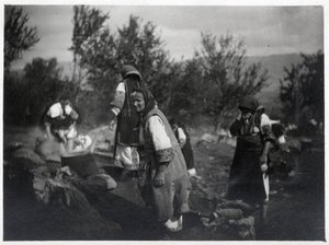 Balkanin niemimaa: Naiset kattilan edessä tulella - Postikortti 1914-1918 tekijältä William M. Timlin