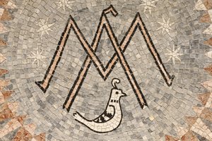 Marian ilmestyksen basilika, Neitsyt Marian M-kirjain symboli., Nasaret, Israel tekijältä Unbekannt