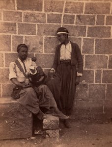 Beirutin limonadikauppiaat. Charles Lallemandin (1826-1904) valokuva "Syyria, puvut, matkat ja maisemat". 1865. Yksityiskokoelma. tekijältä Unbekannter Künstler