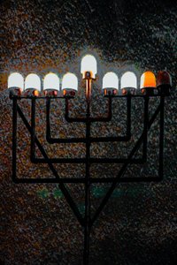 Big Synagogue Menorah, 2018 (käsin maalattu valokuva) tekijältä Unbekannter Künstler