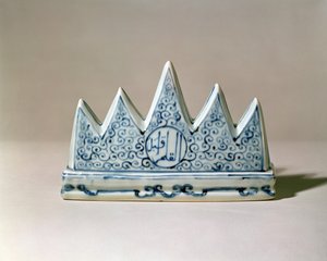 Sinivalkoinen harjatuki, muotoiltu viisihuippuiseksi vuoreksi, Ming-dynastia (1368-1644) (posliini sinisellä aluslasilla) (katso: 118604) tekijältä Unbekannt