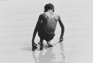 Poika leikkii hiekalla Coney Islandilla, nimetön 30, n. 1953-64 (m/v kuva) tekijältä Unbekannter Künstler