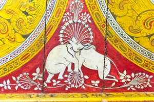 Buddhalainen maalaus puulle; optinen illuusio; elefantti ja lehmä yhdellä päällä; Dowan temppeli; rock temppeli; Bandarawela; Badullan maakunta; Uvan maakunta; Sri Lanka; Aasia tekijältä Unbekannt