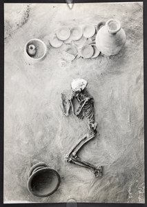 Hautausryhmä hautausmaalla paikassa H, Itäinen kaivaus, Harappa Excavations, Mohenjo-Daro (b/w kuva) tekijältä Unbekannter Künstler