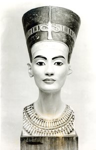 Kuningatar Nefertitin rintakuva edestä, kopio rintakuvasta Aegyptisches Museumissa, SMPK, Berliini (maalattu kalkkikivi) (m/v kuva) (katso myös 114018-20) tekijältä Unbekannt
