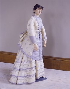Vilkas mekko loimipainatusta alpakasta, n. 1872-4 tekijältä Unbekannt