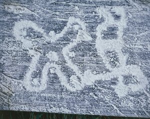 Camunian ruusu, kopio kalliokaiverruksista Valcamonican laaksossa, hiilipiirros, frottage-tekniikka