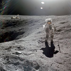 Charles M. Duke, Jr., Apollo 16 -operaation kuumoduulilentäjä, joka kerää kuunäytteitä Plum-kraatterin reunalta huhtikuussa 1972 (kuva) tekijältä Unbekannt