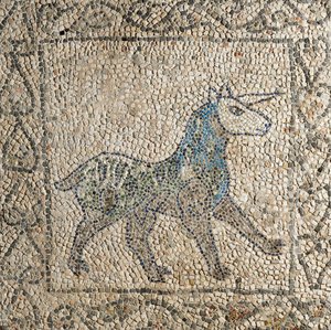 Pyhän Johanneksen evankelistan kirkko, neljäs ristiretki, yksisarvisen mosaiikkilattian fragmentit, Ravenna, Emilia-Romagna, Italia tekijältä Benjamin Baud