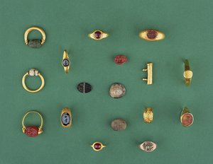 Kokoelma roomalaisia, etruskeja ja hellenistisiä koruja, mukaan lukien foinikialainen skarabeusormus, kamee, amuletinpitimet ja akaatti-kaiverrus, 6. vuosisadalta eKr. 4. jKr. tekijältä Unbekannt