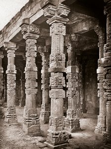 Quwwat-ul-Islamin moskeijan pylväikkö Qutb Minar -kompleksissa, Delhi tekijältä Unbekannter Künstler