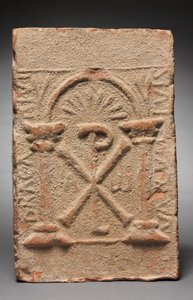 Columbariumin hautalaatta, jossa on Kristuksen monogrammi, 500-800 tekijältä Unbekannt