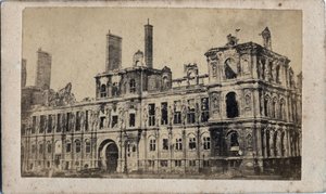 Commune de Paris (1871): näkymä kaupungintalolle toukokuun 1871 palon jälkeen. Anonyymi valokuvaus. Tulostus pahville Dim. 10x7 cm tekijältä Unbekannt