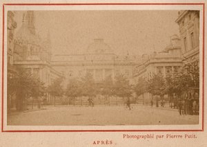 Commune de Paris (1871): näkymä Pariisin Palais de Justicesta sen tulipalon jälkeen toukokuussa 1871. Valokuva Pierre Pepetitista. Tulostus kartongille, himmennys. 9x5,4 cm tekijältä Unbekannt