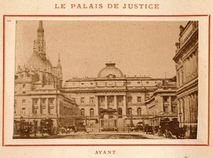 Commune de Paris (1871): Näkymä Palais de Justicesta Pariisissa ennen sen tulipaloa toukokuussa 1871. Valokuva Pierre Pepetitista. Tulostus kartongille, himmennys. 9x5,4 cm tekijältä Unbekannt