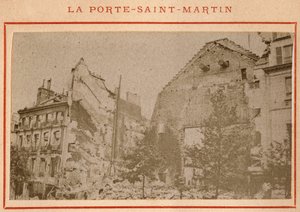 Commune de Paris (1871): näkymä Porte Saint Martinista Pariisissa, joka tuhoutui toukokuussa 1871. Valokuva Pierre Pepetitista. Tulostus kartongille, himmennys. 9x5,4 cm tekijältä Unbekannt
