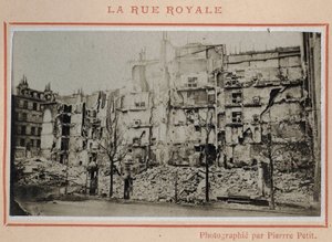 Commune de Paris (1871): näkymä Rue Royalen raunioihin Pariisissa toukokuussa 1871. Valokuva Pierre Pepetitista. Tulostus kartongille, himmennys. 9x5,4 cm tekijältä Unbekannt