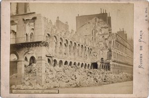 Commune de Paris: näkymä valtiovarainministeriön raunioista Pariisissa toukokuussa 1871. Valokuva J.R. Dim. 16,3x10,8 cm tekijältä Unbekannt