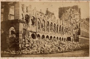 Pariisin kunta (1871): näkymä valtiovarainministeriöstä toukokuun 1871 palon jälkeen. Valokuvaus. Tulostus pahville Dim. 10x6,9 cm tekijältä Unbekannt
