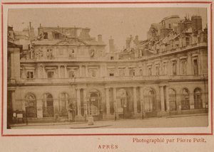 Pariisin kunta (1871): näkymä Palais-Royalista (Palais Royal) Pariisissa toukokuun 1871 palon jälkeen. Valokuva Pierre Pepetitista. Tulostus kartongille, himmennys. 9x5,4 cm tekijältä Unbekannt