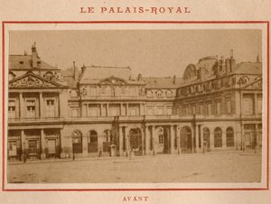 Pariisin kunta (1871): näkymä Palais-Royalista (Palais Royal) Pariisissa ennen toukokuuta 1871 tulipaloa. Valokuva Pierre Pepetitista. Tulostus kartongille, himmennys. 9x5,4 cm tekijältä Unbekannt