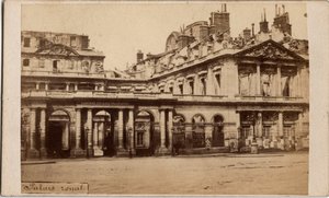 Pariisin kunta (1871): näkymä Palais-Royalista toukokuun 1871 palon jälkeen. Anonyymi valokuvaus. Tulostus pahville Dim. 10x6,9 cm tekijältä Unbekannt