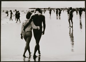 Pariskunta kävelemässä vedessä Coney Islandilla, New York Cityssä, nimetön 46, n. 1953-64 (m/v kuva) tekijältä Unbekannter Künstler
