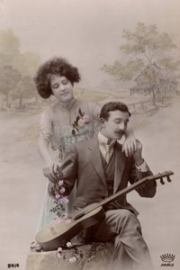 Pariskunta kukkien ja espanjakitaran kanssa, Ranska, n. 1910 (postikortti) tekijältä Unbekannter Künstler